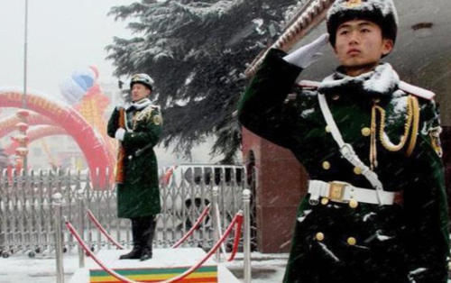 为什么军人站岗不会超过2个小时？你绝对想象不到，原因让人心酸