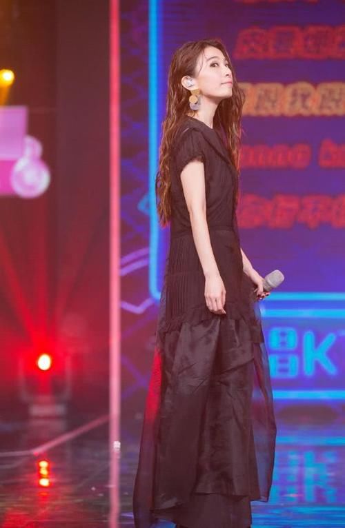 田馥甄一双“砖头鞋”就增高20厘米，怪不得1米6变成1米8！