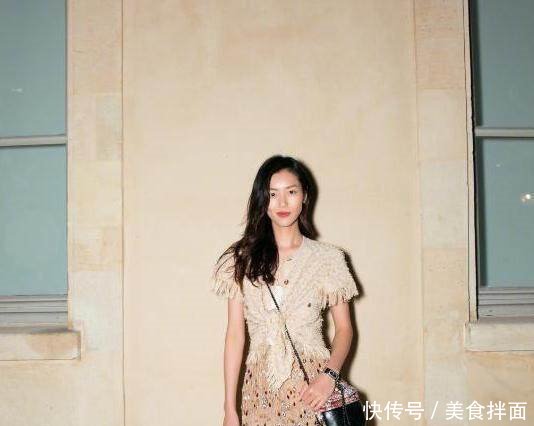 刘雯简直太强大，上半身用力过猛都歪了，网友就不怕被看光光！