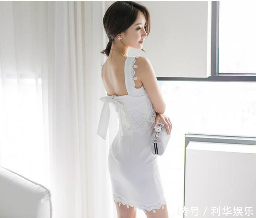 会穿搭的小姐姐,紧身包臀裙尽显完美的S线条,网友:居家美少女