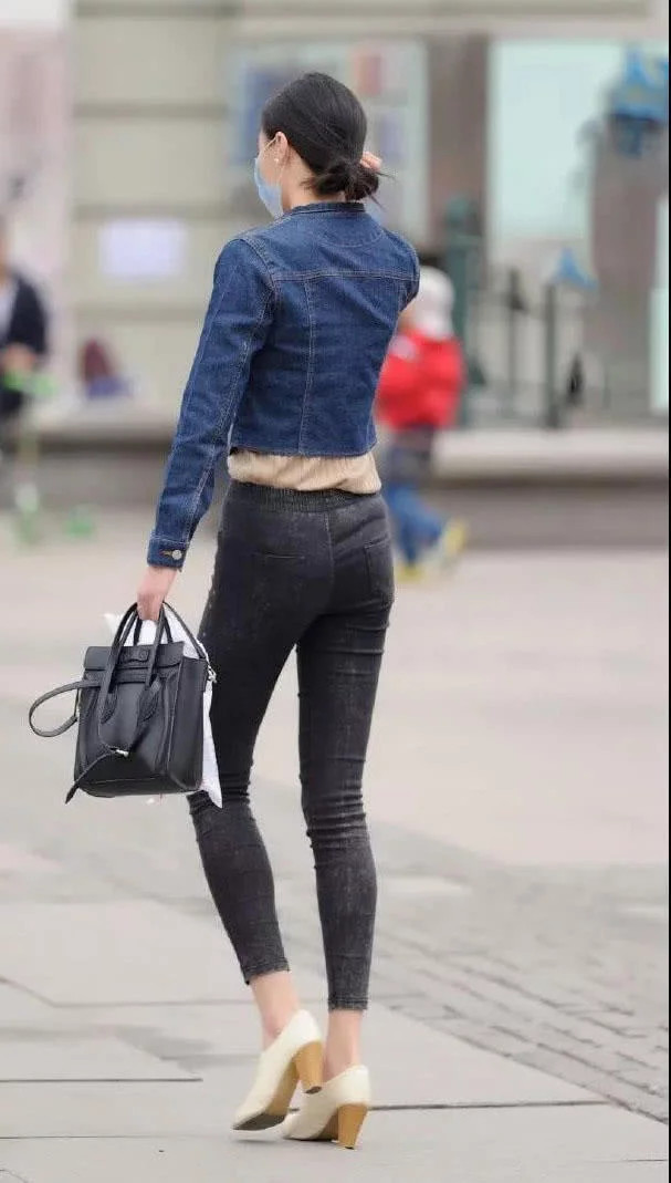 白皙诱人带着口罩都遮挡不住气质的小姐姐，束身装显苗条身材