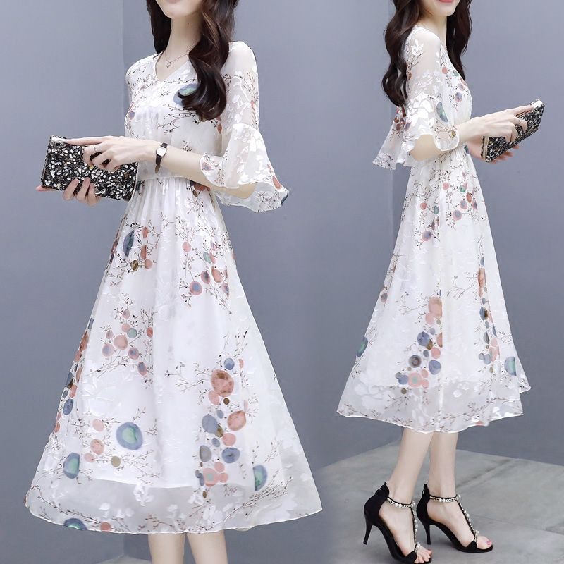 三伏天流行一种“冷淡风”，高雅又显年轻，上身女神范十足