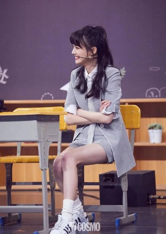 『穿着』复工穿什么 当穿着白衬衫的娜扎一出现我知道了