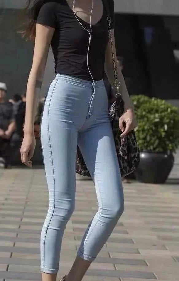 丰腴小姐姐运动紧身裤绷出粗壮美腿，和闺蜜一起走在街头，风头全