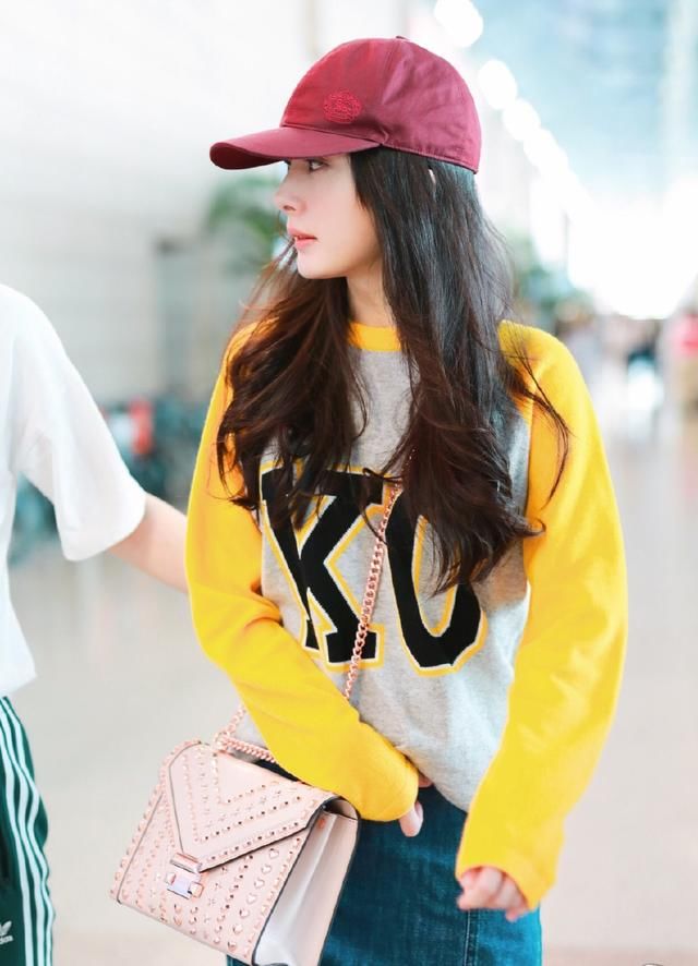 杨幂身穿碎花衬衣搭配皮短裤，大腿细的惊人，网友：这腿有1米8了