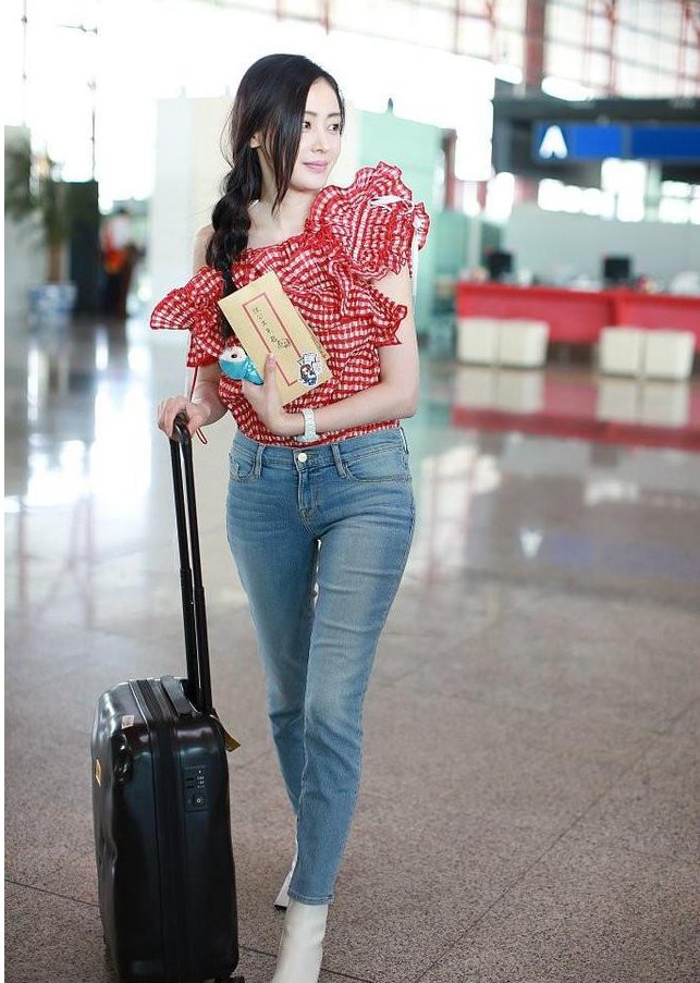 张天爱把八千多的衣服穿成了“桌布”，网友:真是白瞎了这件衣服