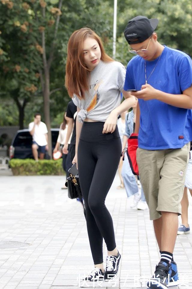 长发飘逸的紧身裤美女，尽显俏丽多姿，十足明星范！