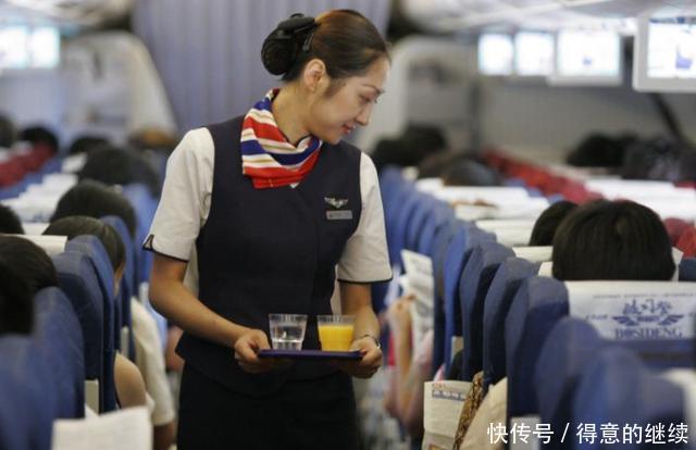  [空姐]为什么在飞机上，空姐会一直过来送吃的其中的猫腻你可能