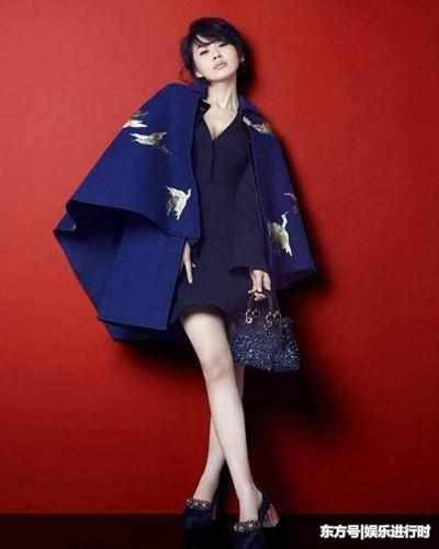 50岁许晴出席活动一件睡衣长裙惹争议，网友:这是真嫩