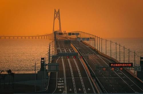  【鸣笛】中国最特殊的大桥，桥下埋着一个人，所有火车经过都要