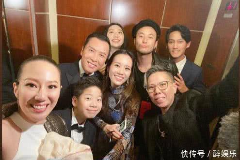 『手环』甄子丹一家四口全副武装现身返港,被戴追踪手环接受强制隔离