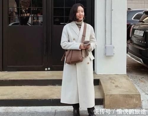 『穿着厚实』穿呢子大衣的你,包包是怎么选的学会这几点,背包时髦不麻烦