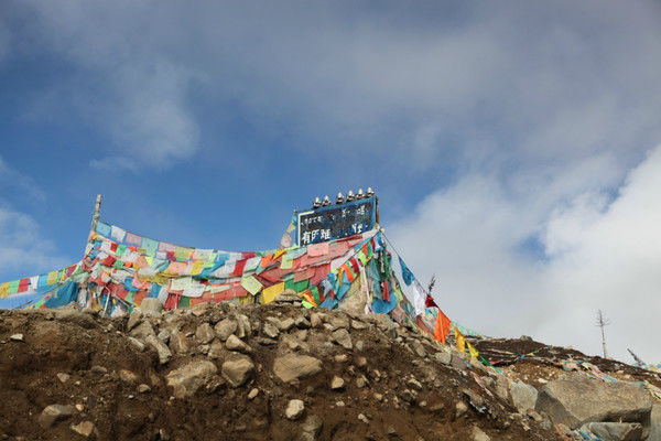 自驾霸道穿越丙察察闯西藏，悬崖边上走一遭，遭遇塌方，泥地陷车