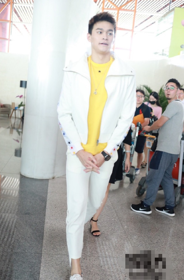 孙杨身材绝了！简单的基本款竟穿出时髦感，网友：不愧是世界冠军