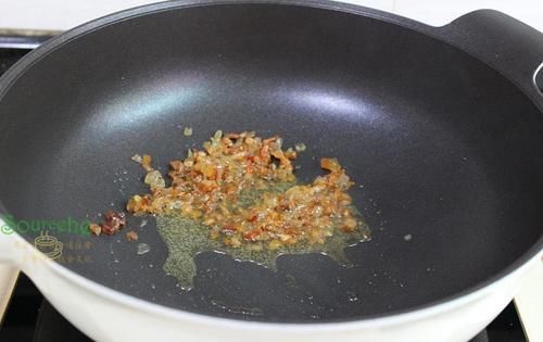  【炒饭的时】炒饭时加点它，比蛋炒饭还香，粒粒分明，润而不腻，端上桌就抢光