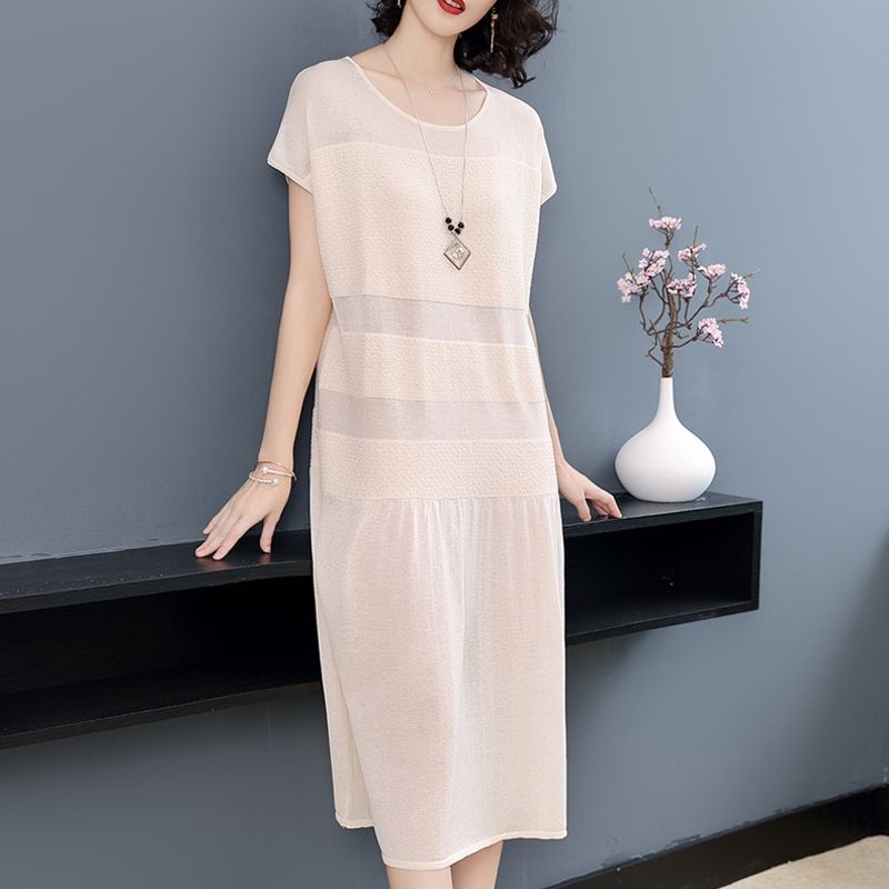 45岁的妈妈穿了条“冷淡风”长裙，太惊艳了!青春时髦还显瘦