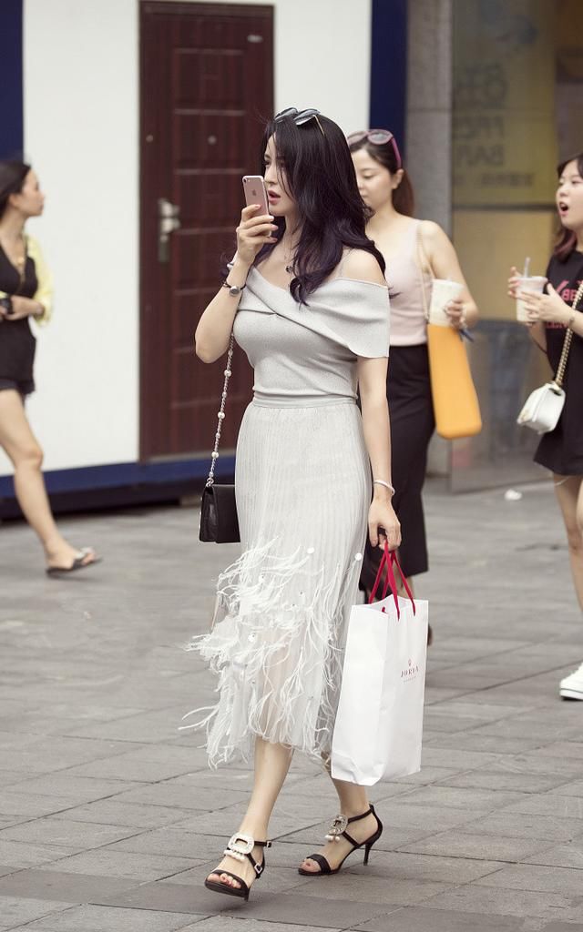 路人街拍，时尚的高跟鞋，一万双都不嫌多!