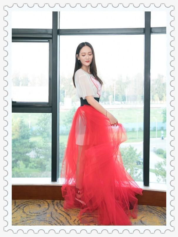 陈乔恩胆真大!为秀腿直接披层轻纱当裙子，网友:唐嫣根本没法比