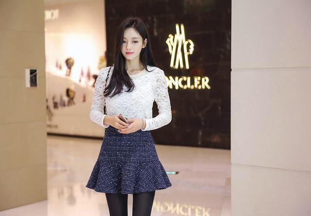 秋天想要展露大长腿,那必须是百褶裙搭配黑丝袜、高跟鞋!