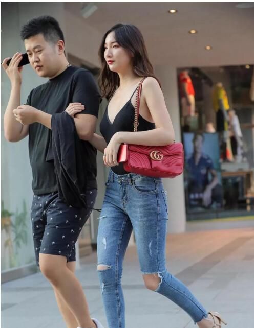 颜值美女吊带抹胸背心搭配牛仔裤，紧身勾勒出完美身材非常吸睛！