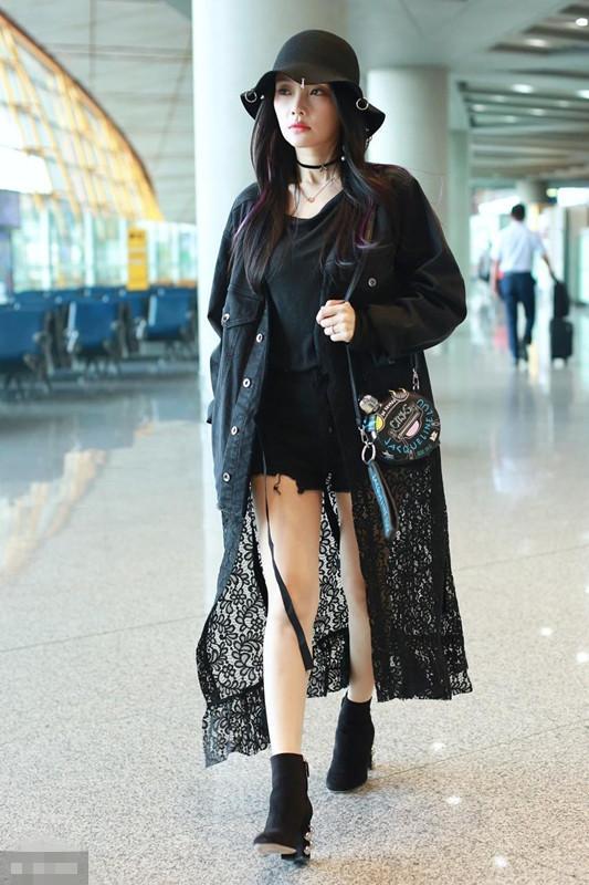 李小璐偶遇粉丝,合照时尴尬弯身躲避!网友:这粉