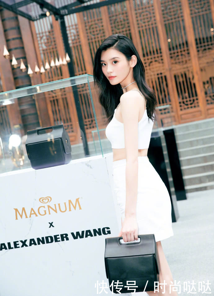 奚梦瑶穿超短裤现身，气质清新似少女，脚下鞋带掉了也不管！