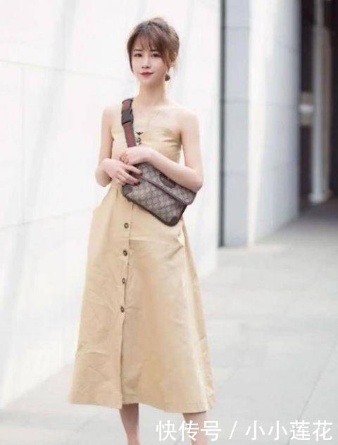  『黑色』街拍：明眸善睐的小姐姐，一件多彩的上衣配白色短裤，青春靓丽美