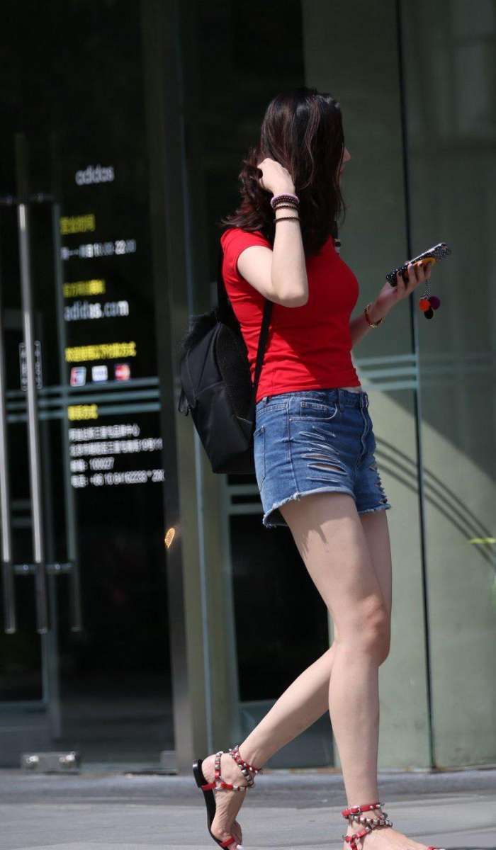 街拍: 破洞牛仔热裤白皙长腿妹子, 不仅长相甜美, 而且拥有让人眼