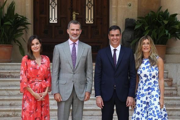 西班牙王后莱蒂齐亚陪同会见首相，穿一身印花红色裙子