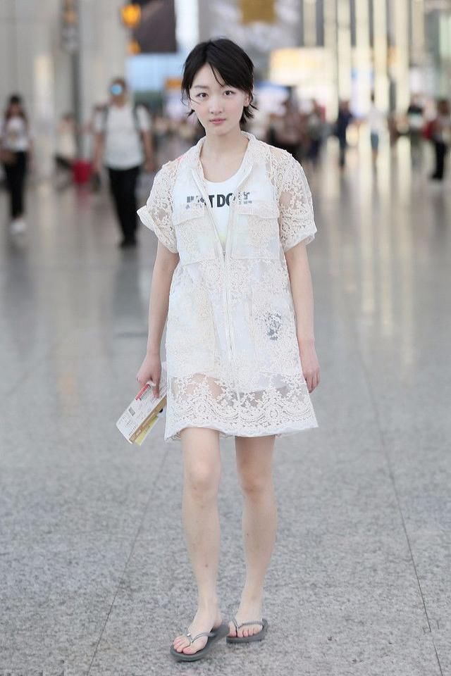 周冬雨也是够任性的，穿个人字拖就出来了，网友：身高暴露了吧！