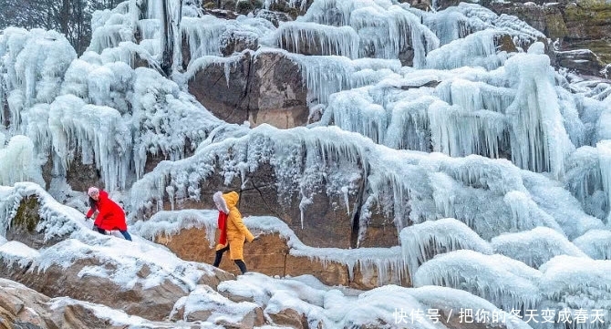 重庆一瀑布被冻住了,没有水流却成网红景点,游客都赶着去看