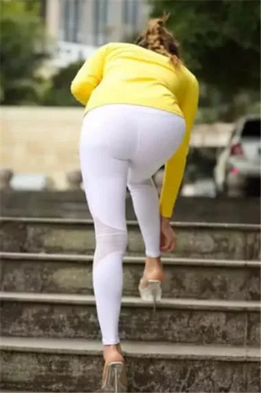马尾辫小姐姐身穿白色运动紧身裤显出曲线身材，会搭配才能更显美