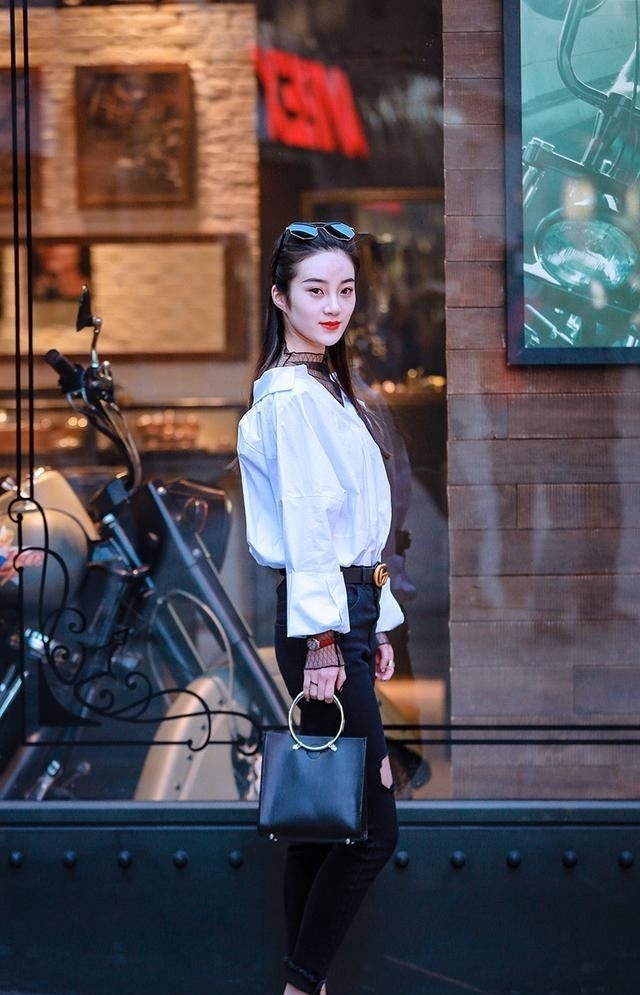  『美美』随时随地关心时尚潮流，走在潮流前沿，时尚博主们常常美美哒的赚足复购