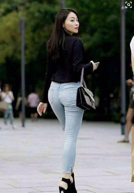 温婉可人的紧身打底裤小姐姐，显瘦也能轻松拥有修长的腿部！