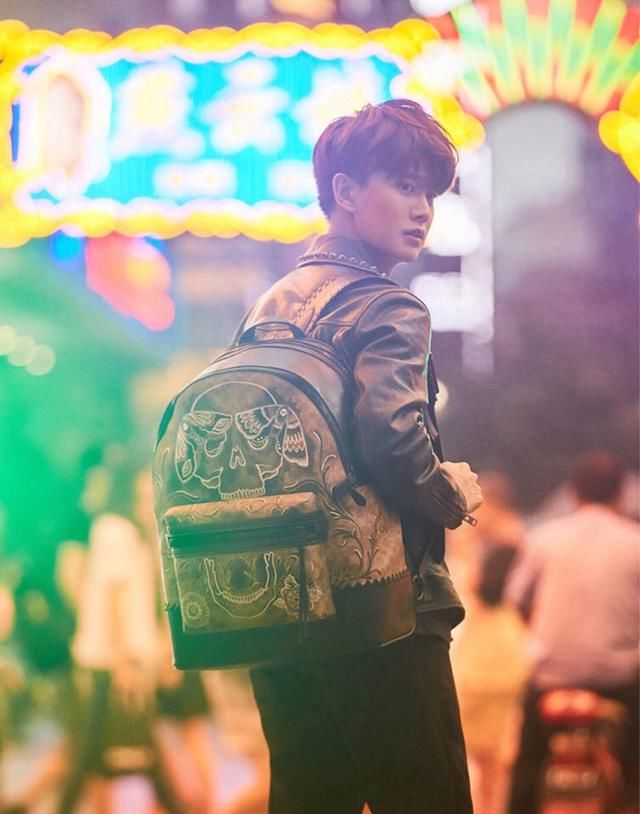 墨绿色皮衣真酷,帅气的任嘉伦一袭皮衣,只想要让人表白