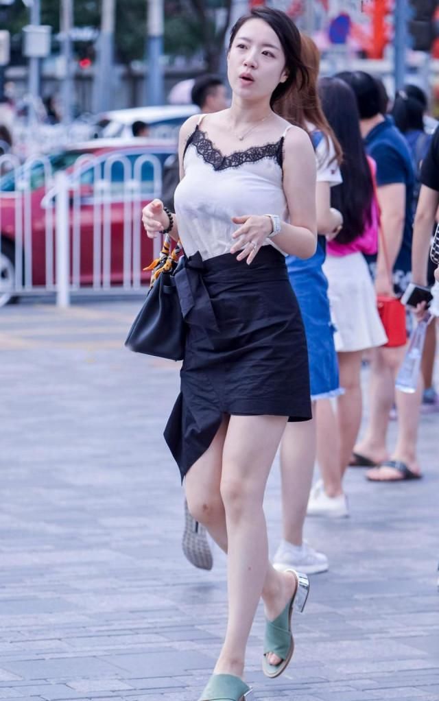 【百般】气质清新的吊带衫美女搭黑色短裙, 给你百般“柔情”