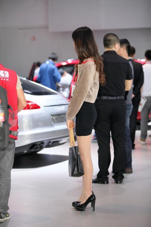 街拍联盟：标准职业装肉丝黑色高跟美女，笑容很甜美哦