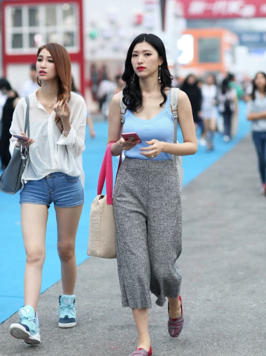 超短裤小姐姐，一个人女神范，一个知性熟女范，比身材阔腿裤美眉