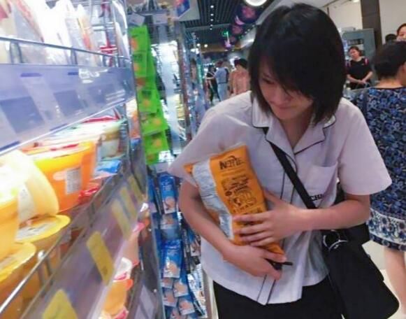 剧组工作人员霸占宿舍调戏女大学生，郑爽不愿背黑锅买零食齐分享