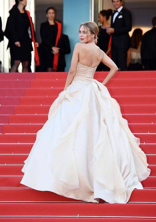 性感小野猫Kimberley Garner海滩照美出新高度，网友：颜好会穿！