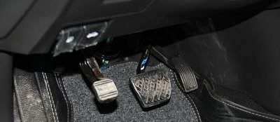 为什么踩油门要“一踩一松”？老司机告诉你，原来大有门道