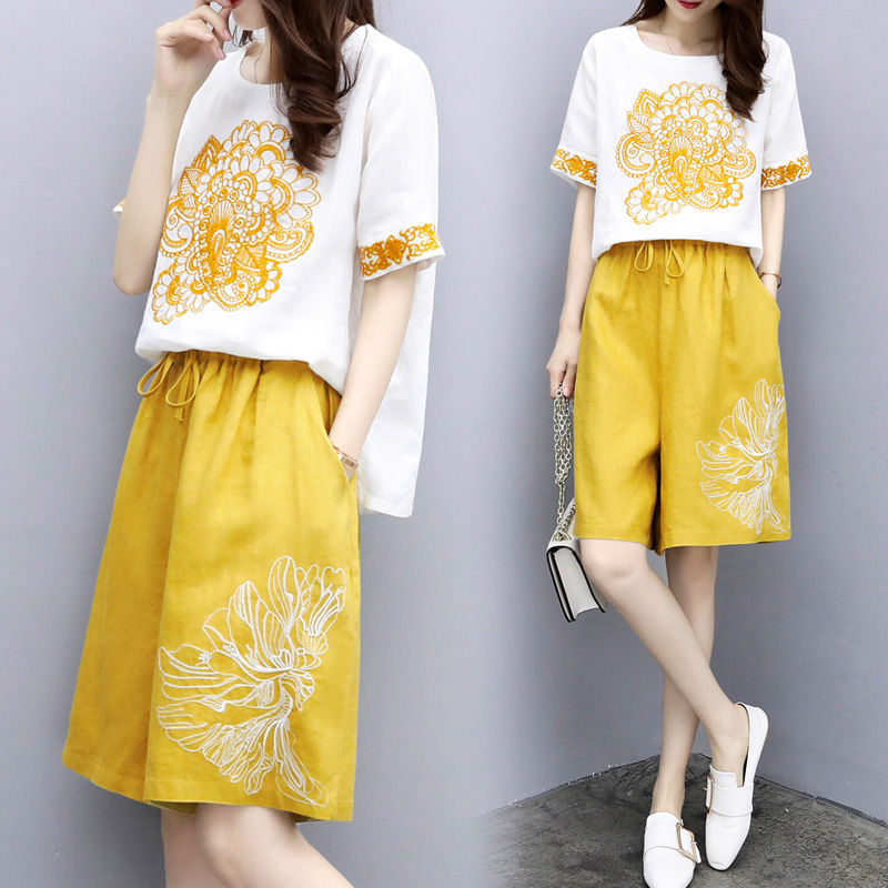 越来越多女人穿短裤套装，清凉性感魅力四射，三四十女人穿超显嫩