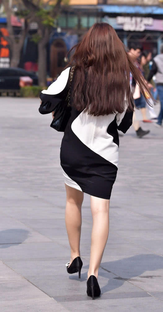 成熟御姐穿黑色连衣裙秀出完美身材，浑身散发迷人的魅力