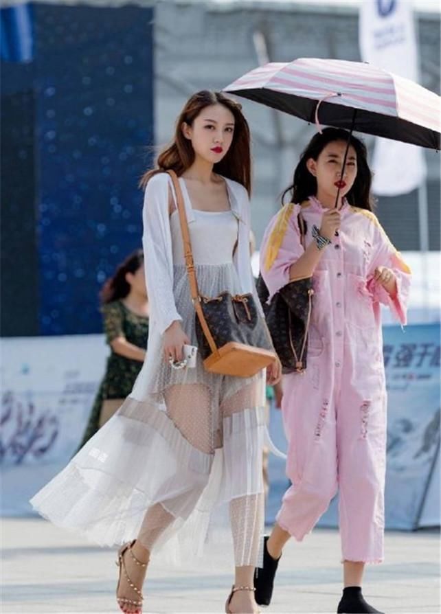 街拍美女:穿浅蓝色衬衫的美女，穿暗红色长裙的美女等街拍美女