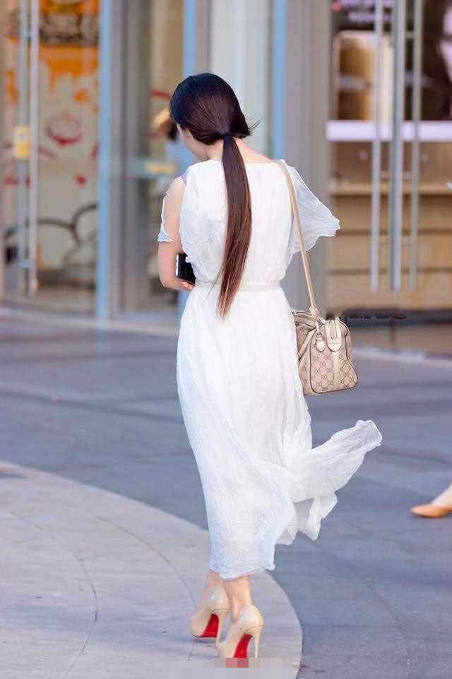 难道夏天只有紧身裤才能显露出好身材么，这样一件雪纺连衣裙大秀