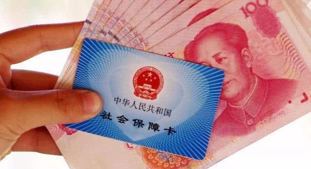 公司代缴社保十五年和不上班个人缴十五年，退休养老金一样吗？