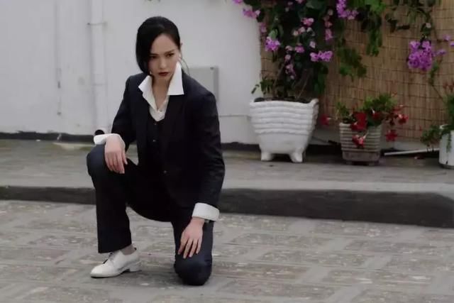 唐嫣白色贴身裙全向腰间聚拢，双腿间立马变高开叉，性感度百分百