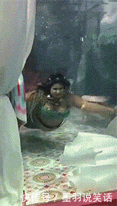  姑娘：搞笑gif：姑娘，你这样下去找不到男朋友的