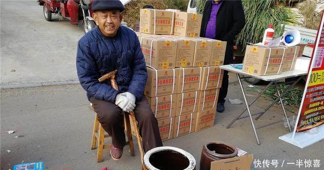 农民大爷忍痛卖稀罕宝贝，路人嫌旧货，少人问津