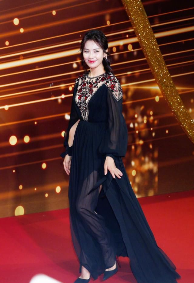 看完刘涛和余男的穿搭，你就知道什么叫做气场一米八了!